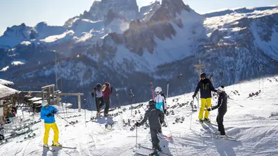 Skifahrer vor einer Berghütte
