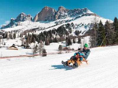 Rodler auf der Rodelbahn Carezza © Carezza Dolomites/StorytellerLabs