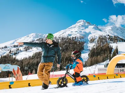 Kind beim Snowbiken in Carezza © Carezza Dolomites/StorytellerLabs