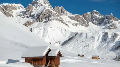 Tief verschneites Val di Fassa