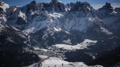 Abfahrt mit Ausblick im Skigebiet San Martino di Castrozza