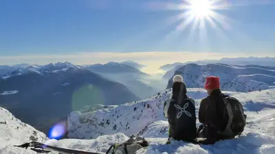 Skiwanderer mit Bergpanorama