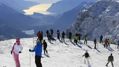 Blick von der Piste auf den Gardasee