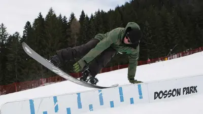 Snowboarder im Snowpark