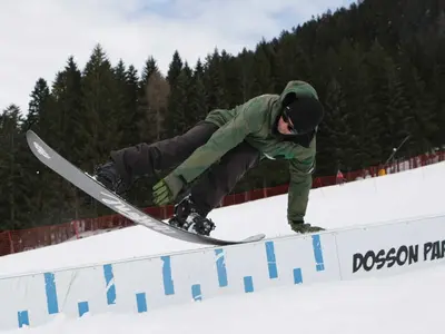 Snowboarder im Snowpark © Consorzio Skipass Paganella Dolomiti