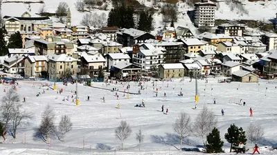 Blick auf Ort und Skifahrer in Aprica