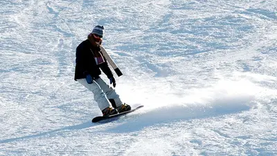 Snowboarder auf Piste in Aprica