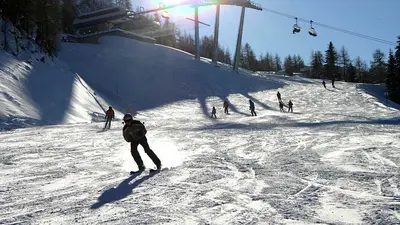Blick auf Skifahrer und Sesselbahn der Bergstation in Aprica