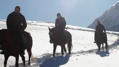 Pferdereiten am Skigebiet