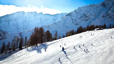 Skifahrer auf der Piste in Courmayeur