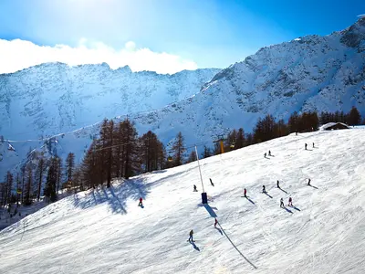 Skifahrer auf der Piste in Courmayeur © ph Lorenzo Belfrond for Courmayeur Mont Blanc funivie