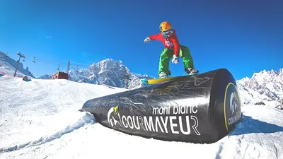 Snowboarder im Fun Park Courmayeur