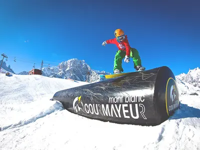 Snowboarder im Fun Park Courmayeur © ph Lorenzo Belfrond for Courmayeur Mont Blanc funivie
