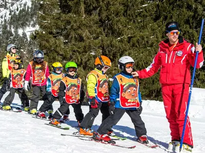 Kinderskikurs mit Lehrer © Bergbahnen Ladurns
