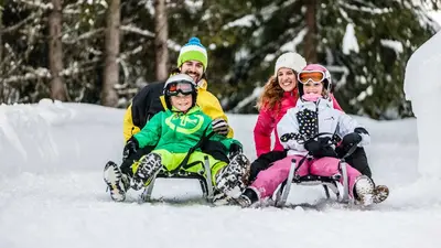 Familie beim rodeln