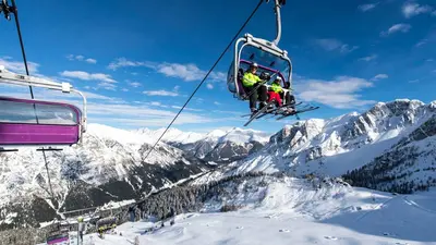 Skifahrer in der Sesselbahn
