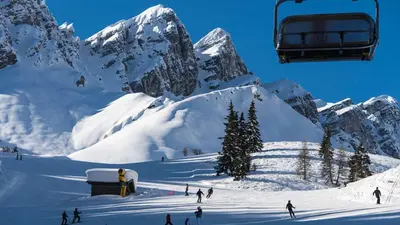 Blick auf die Piste von der Sesselbahn aus