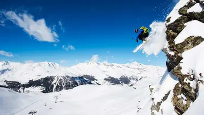 Freerider an einem Berg über dem Skigebiet
