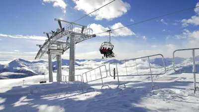 Skifahrer im Sessellift