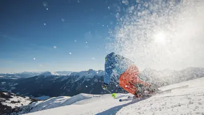 Skifahrer auf einer Piste in der Schwemmalm