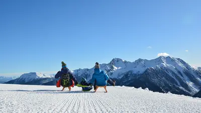 Familie beim Rodeln auf der Schwemmalm