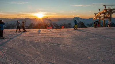 Sonnenaufgang über dem Skigebiet Schwemmalm