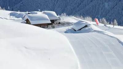 Tief verschneites Skigebiet Schwemmalm