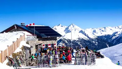 Hütte am Speikboden mit vielen Sonnenanbetern