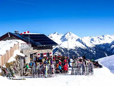 Hütte am Speikboden mit vielen Sonnenanbetern © Speikboden AG