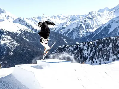 Skifahrer springt über Kicker im Snowpark Speikboden © Speikboden AG