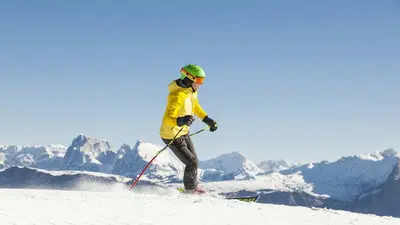 Ein Skifahrer auf der Piste