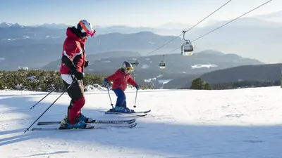 Familie beim Skifahren auf dem Rittner Horn