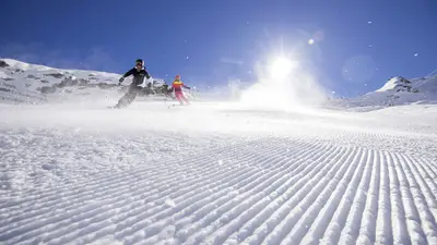 Skifahrer im Skigebiet Pfelders