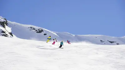 Skifahrer im Skigebiet Pfelders