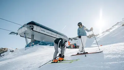Skifahrer an der Karjochbahn in Pfelders