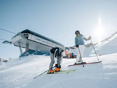 Skifahrer an der Karjochbahn in Pfelders © Benjamin Pfitscher