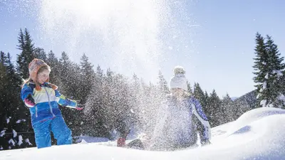 Spielende Kinder im Schnee am Vigiljoch