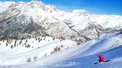 Skifahrer bei der Abfahrt auf einer Piste in Bardonecchia