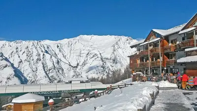 Blick auf das Hotel Jafferau auf 1.950 Metern an der Station der Gondel in Bardonecchia