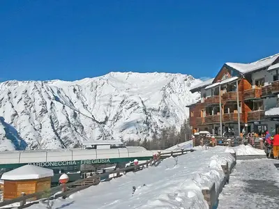Blick auf das Hotel Jafferau auf 1.950 Metern an der Station der Gondel in Bardonecchia © Ricercatore, Wikimedia Commons (CC BY-SA 4.0)