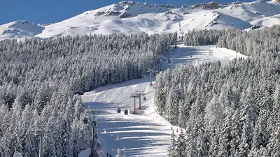 Blick auf Lift und Abfahrt im Skigebiet Santa Caterina Valfurva