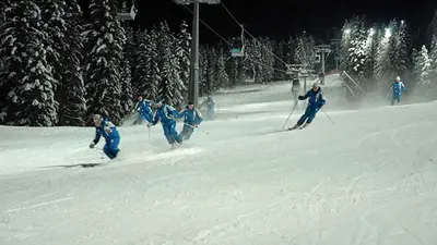 Skiläufer bei Nacht auf der Deborah Compagnoni-Piste