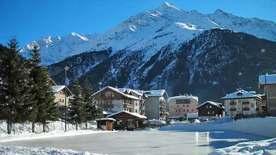 Blick auf die Natureisfläche im Ortskern von Santa Caterina