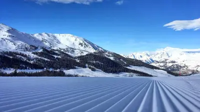 Frisch präparierte Piste im Skigebiet Pila