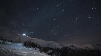 Sternenhimmel über dem Skigebiet Pila