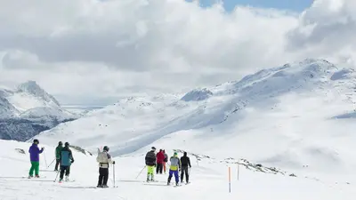 Skifahrer auf Piste im Hemsedal Skicenter
