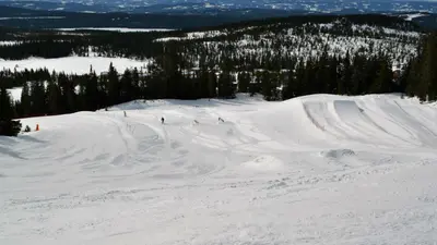 Blick auf die Pisten im Skigebiet Sjusjoen Skicenter