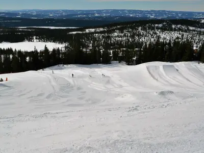 Blick auf die Pisten im Skigebiet Sjusjoen Skicenter © Sjusjoen Skicenter