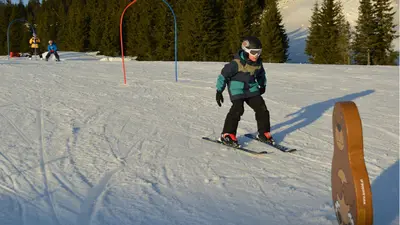 Kinder im Kinderland im Skigebiet Sjusjoen Skicenter
