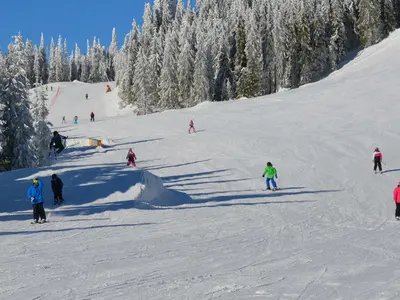 Skifahrer auf der Piste im Skigebiet Sjusjoen Skicenter © Sjusjoen Skicenter